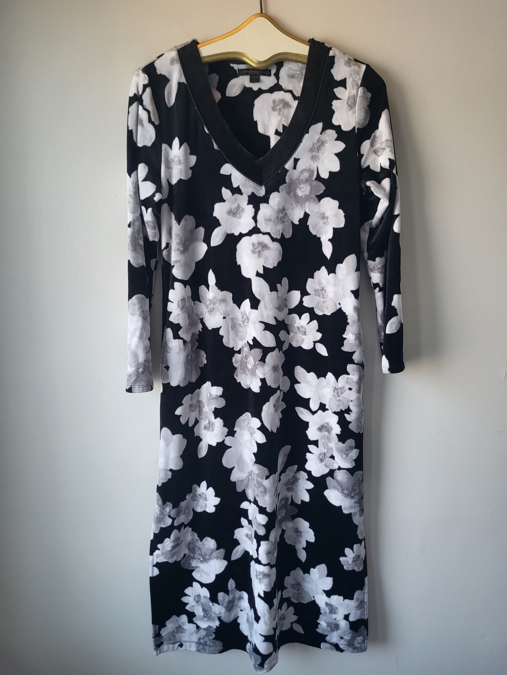 Donna Karan Black and White Floral V‑Neck Nightgown